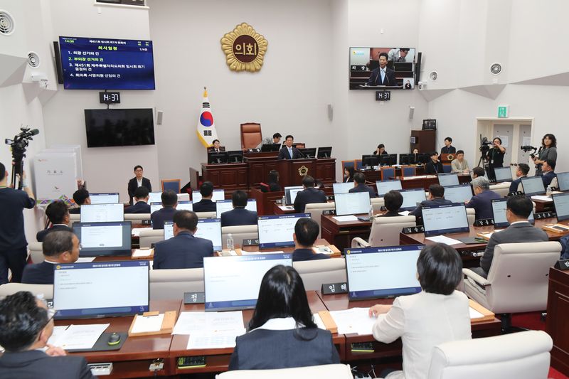 제주특별자치도의회가 1일 제451회 임시회 본회의를 열고 제13대 전반기 의장 선출 등 원 구성 절차에 들어갔다. 제13대 도의회는 더불어민주당 34석, 국민의힘 8석, 진보당·조국혁신당·무소속 각 1석으로 구성됐다. /사진=제주특별자치도의회 제공