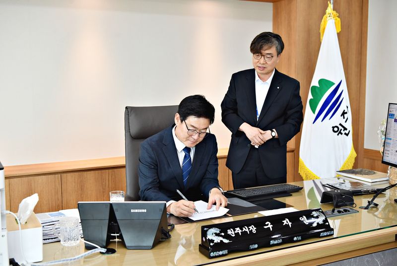 민선9기 구자열 원주시장이 1일 취임 후 첫 결재로 '시민주권위원회 구성·운영계획'을 승인했다. 원주시 제공