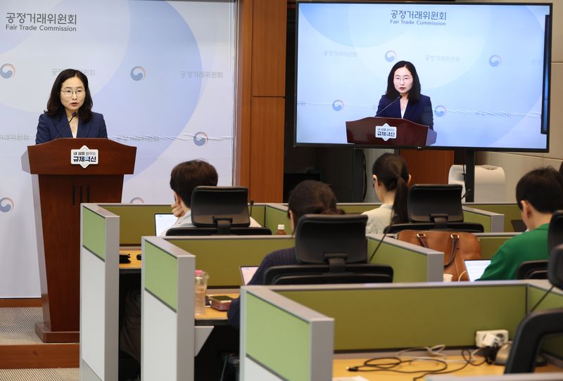 [세종=뉴시스] 배훈식 기자 = 정희은 공정거래위원회 시장감시국장이 1일 오전 세종시 정부세종청사에서 구글 앱마켓 관련 시장지배적 지위 남용 행위 사건 심의 절차 개시 브리핑을 하고 있다. 2026.07.01. dahora83@newsis.com