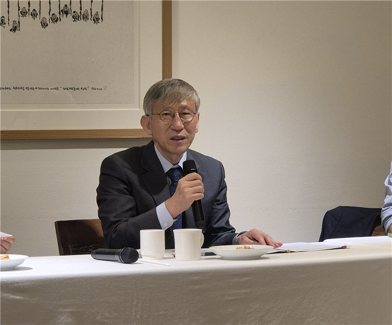 지난 1일 서울 광화문에서 열린 장석복 기초과학연구원(IBS) 원장 취임 기자감담회에서 장 원장이 기자들의 질문에 답하고 있다. 사진=연지안 기자