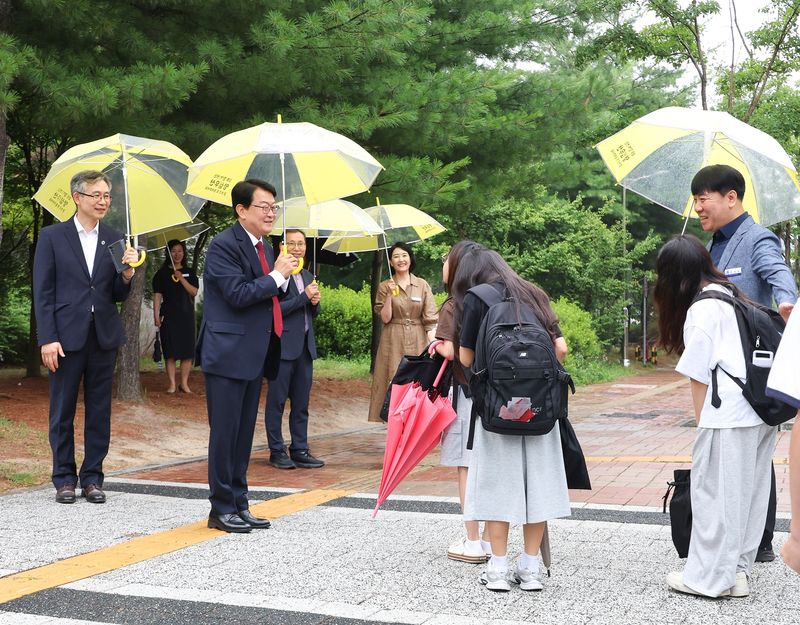 오석진 대전시교육감이 1일 대전선유초등학교에서 등교하는 초등학생들과 인사를 나누고 있다.(대전교육청 제공) /뉴스1