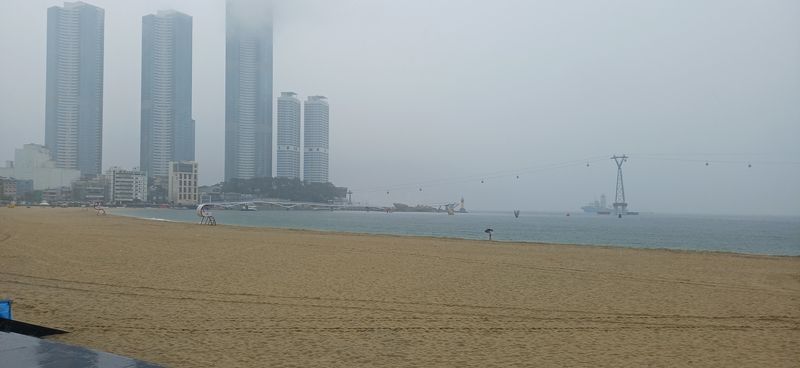 1일 개장한 부산 서구 송도해수욕장이 이날 내린 많은 비로 한적한 모습을 보이고 있다. 사진=백창훈 기자