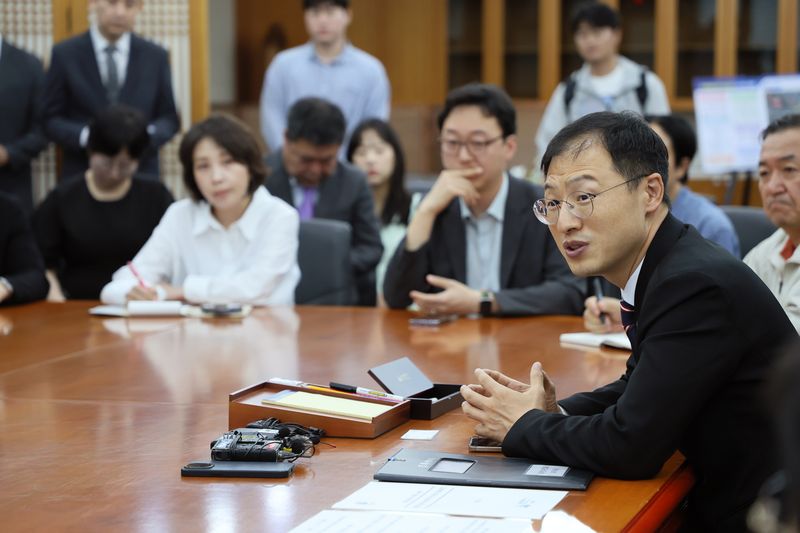 김상욱 울산시장이 1일 취임식 후 집무실에서 출입기자 공동 기자회견을 열고 기자들의 질문에 답하고 있다. 울산시 제공