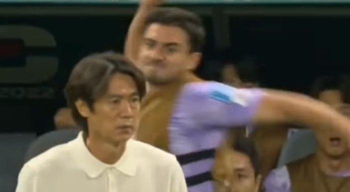 옌스 카스트로프가 홍명보 전 감독의 뒤통수를 때리는 내용을 AI 기술로 합성한 영상. 출처=유튜브 채널 '사실연구소'