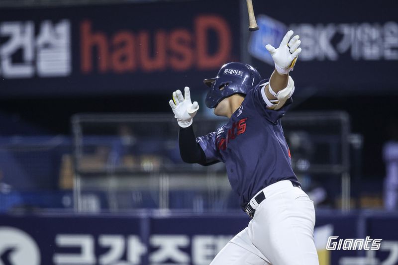 [서울=뉴시스] 프로야구 롯데 자이언츠 박재엽이 1일 서울 잠실구장에서 열린 2026 신한 쏠 KBO리그 두산 베어스전에서 안타를 치고 있다. (사진=롯데 자이언츠 제공) 2026.07.01. *재판매 및 DB 금지