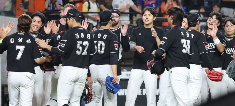 1일 대전 한화생명볼파크에서 열린 2026 신한 SOL KBO리그 KT위즈와 한화 이글스의 경기에서 KT가 역전승하며 선수들이 기뻐하고 있다. 2026.7.1 ⓒ 뉴스1 김기남 기자
