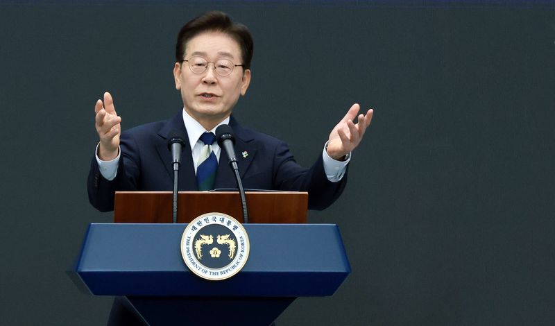 [광주=뉴시스] 조성봉 기자 = 이재명 대통령이 30일 광주 김대중 컨벤션센터에서 열린 서남권 첨단산업 발전비전 국민보고회에서 축사를 하고 있다. 2026.06.30. suncho21@newsis.com