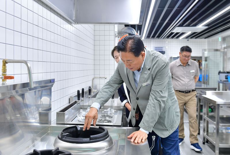 장성군이 오는 3일 오전 10시 장성읍 소재 장성미식산업진흥원 개원식을 갖고 본격적인 운영에 들어간다. 사진은 김한종 장성군수가 지난 1일 장성미식산업진흥원을 찾아 시설을 점검하고 있는 모습. 장성군 제공