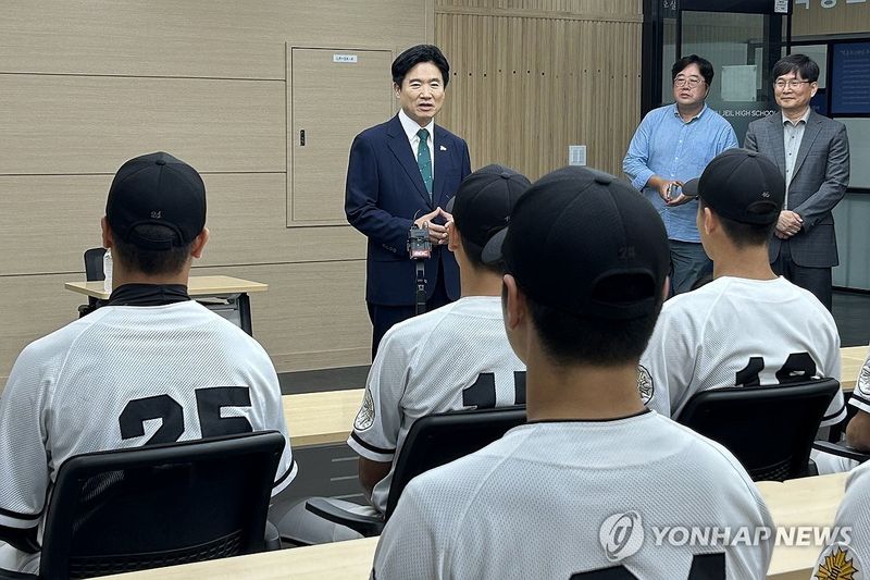 광주일고 야구부 만난 김대중 교육감 (출처=연합뉴스)