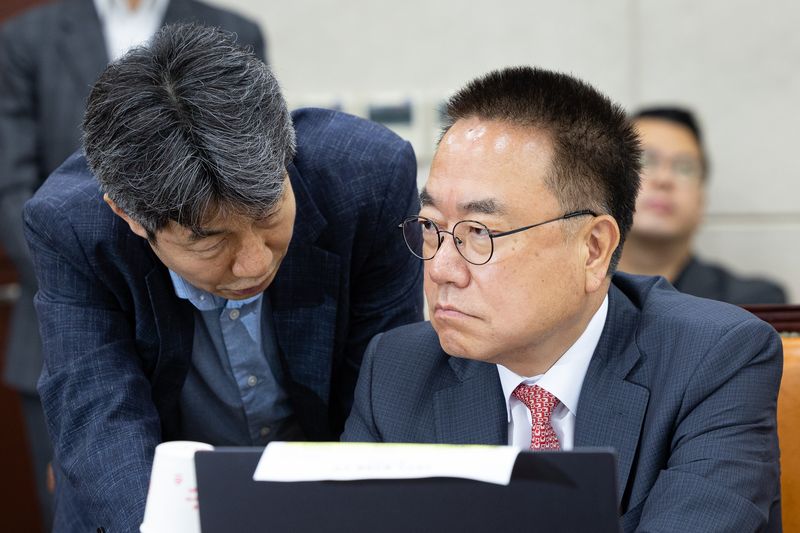1일 서울 여의도 국회에서 열린 제436회 국회(임시회) 제9회 전국동시지방선거 투표용지 부족사태 등 국민참정권 침해 진상규명 및 선거관리 개혁을 위한 국정조사특별위원회 제3차 전체회의에서 더불어민주당 윤건영, 국민의힘 서범수 간사가 대화하고 있다. 2026.7.1 ⓒ 뉴스1 유승관 기자
