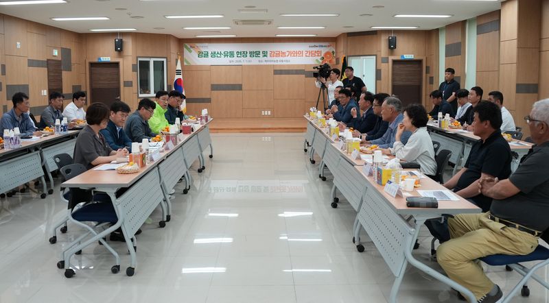 위성곤 제주특별자치도지사가 1일 제주위미농협 감귤거점산지유통센터에서 감귤 농가와 유통 관계자들을 만나 하우스감귤 출하 상황과 시설농가 경영 여건 개선 방안을 논의하고 있다. /사진=제주특별자치도 제공