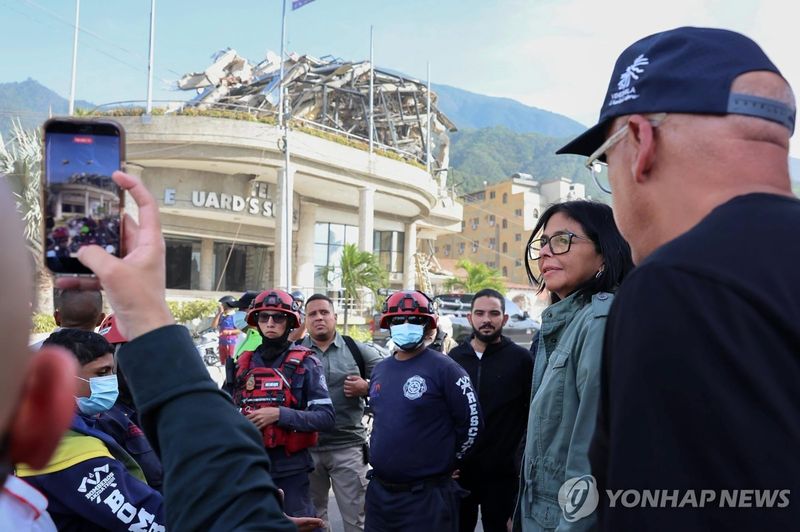 지진 패해 현장을 방문한 델시 로드리게스 베네수엘라 임시 대통령(우측 2번째) (출처=연합뉴스)