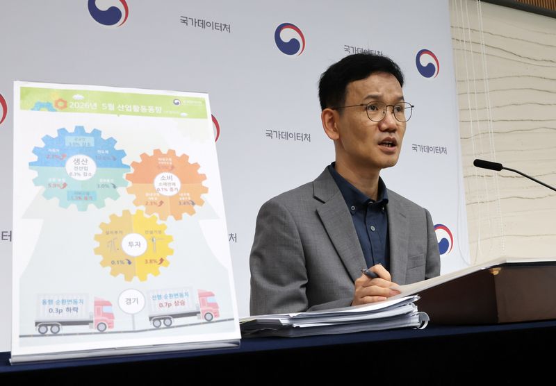 [세종=뉴시스] 배훈식 기자 = 이두원 국가데이터처 경제동향통계심의관이 30일 오전 세종시 정부세종청사에서 2026년 5월 산업활동동향을 발표하고 있다. 2026.06.30. dahora83@newsis.com