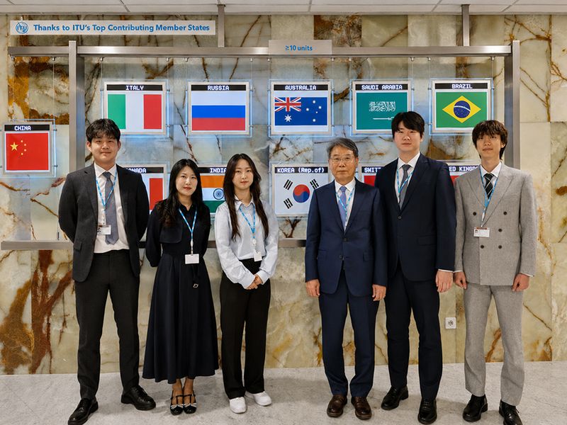 지난 6월1일부터 10일까지 스위스 제네바에서 열린 국제전기통신연합 전기통신표준화부문(ITU-T) 정보보호연구반(SG17) 국제회의에서 염흥열 한국디지털인증협회장(오른쪽 3번째) 등 참석자들이 기념촬영을 하고 있다. 라온시큐어 제공