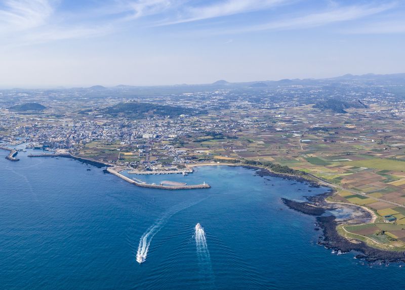제주 서귀포시 모슬포항 전경. 제주도는 읍·면지역 늦은 시간 주유소를 찾기 어려운 주민과 렌터카 관광객의 불편을 줄이기 위해 심야주유소의 야간 인건비를 지원한다. /사진=뉴시스