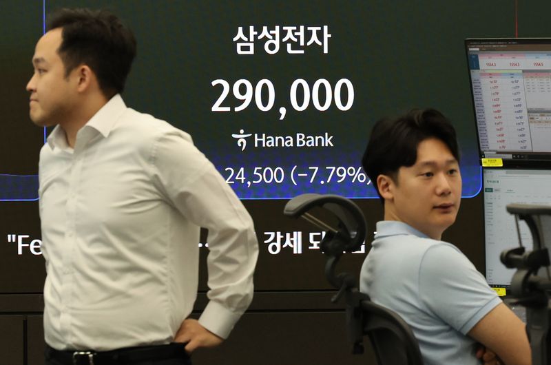 [서울=뉴시스] 김금보 기자 = 코스피가 장초반 급락하며 매도 사이드카가 발동한 2일 오전 서울 중구 하나은행 딜링룸 전광판에 지수가 표시되고 있다.코스피는 전 거래일(8303.41)보다 370.31포인트(4.46%) 하락한 7933.10에 개장했다. 코스닥 지수는 전 거래일(929.35)보다 24.82포인트(2.67%) 내린 904.53에 거래를 시작했다. 서울 외환시장에서 원·달러 환율은 전 거래일 주간거래 종가(1554.9원)보다 2.6원 내린 1552.3원에 출발했다. 2026.07.02. kgb@newsis.com