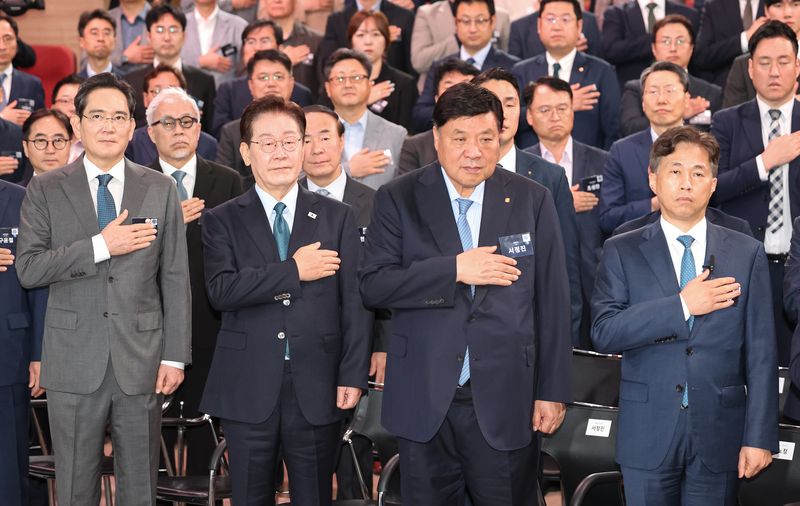 이재명 대통령과 이재용 삼성전자 회장, 곽노정 SK하이닉스 대표이사, 서정진 셀트리온 회장이 2일 충남 아산에서 열린 충청권 첨단산업 발전비전 국민보고회에서 국민의례를 하고 있다. 뉴스1