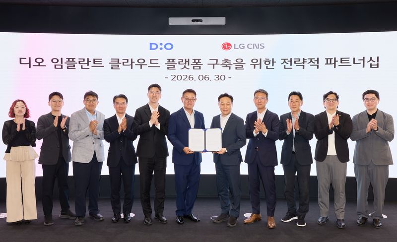 지난달 30일 서울 LG CNS 본사에서 열린 ‘AI 기반 디지털 덴티스트리 혁신 위한 전략적 파트너십’ 체결식에서 LG CNS 현신균 사장(왼쪽 여섯 번째부터)과 디오 김종원 대표 등 두 기업 관계자들이 함께 기념촬영하고 있다. 디오 임플란트 제공