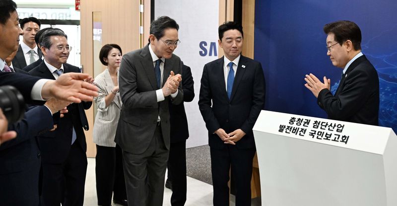 이재명 대통령이 2일 충남 아산에서 열린 충청권 첨단산업 발전비전 국민보고회에서 방명록을 작성한 후 박수를 치고 있다. 뉴스1