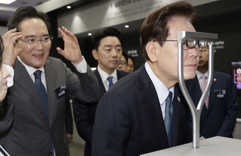 이재명 대통령이 2일 충남 아산시에서 열린 충청권 첨단산업 발전비전 국민보고회에 앞서 삼성디스플레이의 AR 글라스 체험을 하고 있다. 뉴시스