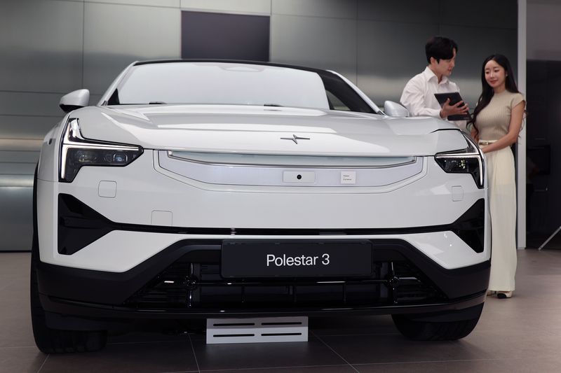 스웨덴 프리미엄 전기차 브랜드 폴스타의 플래그십 전기 퍼포먼스 SUV '폴스타3(Polestar3)가 국내 출시돼 2일 서울 강남구 폴스타 스페이스에 전시돼 있다. 폴스타3의 국내 판매 가격은 리어 모터 7790만원, 듀얼 모터 8590만원, 퍼포먼스 9900만원이며 공식 출고는 2026년 9월부터 순차적으로 시작될 예정이다. 사진=서동일 기자