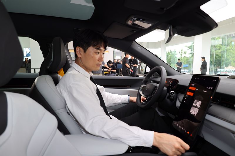 스웨덴 프리미엄 전기차 브랜드 폴스타의 플래그십 전기 퍼포먼스 SUV '폴스타3(Polestar3)가 국내 출시돼 2일 서울 강남구 폴스타 스페이스에 전시돼 있다. 폴스타3의 국내 판매 가격은 리어 모터 7790만원, 듀얼 모터 8590만원, 퍼포먼스 9900만원이며 공식 출고는 2026년 9월부터 순차적으로 시작될 예정이다. 사진=서동일 기자