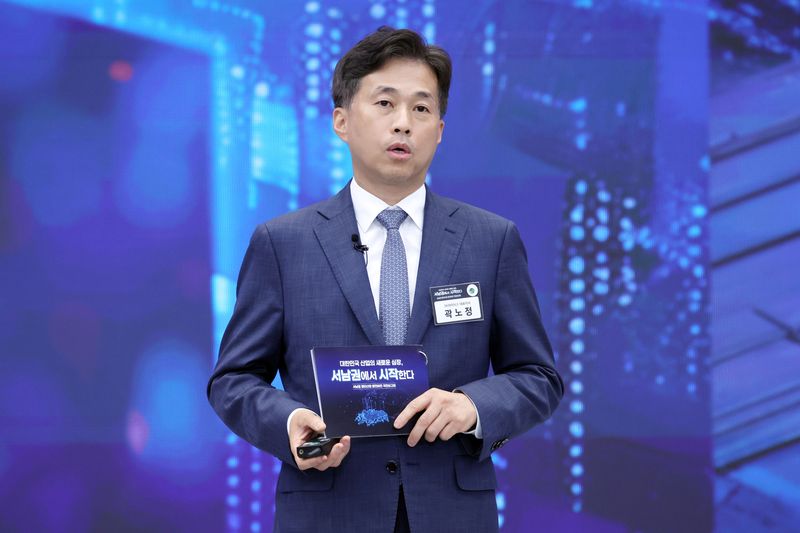 [광주=뉴시스] 조성봉 기자 = 곽노정 SK하이닉스 대표이사가 30일 광주 김대중 컨벤션센터에서 열린 서남권 첨단산업 발전비전 국민보고회에서 투자계획 발표를 하고 있다. 2026.06.30. suncho21@newsis.com