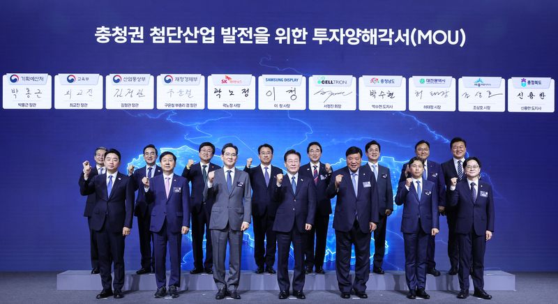 [아산=뉴시스] 최동준 기자 = 이재명 대통령이 2일 충남 아산시에서 열린 충청권 첨단산업 발전비전 국민보고회에서 이재용 삼성전자 회장, 이청 삼성디스플레이 대표이사, 곽노정 SK하이닉스 대표이사, 서정진 셀트리온 회장 등 참석자들과 기념촬영을 하고 있다. 2026.07.02. photocdj@newsis.com