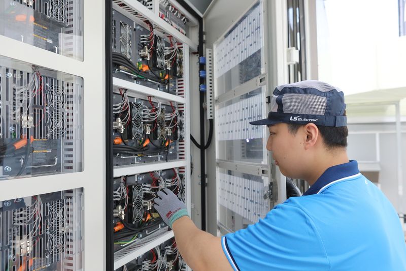 LS일렉트릭 직원이 충남 천안사업장에 마련된 직류배전(DC)팩토리에 설치된 반도체변압기(SST)를 점검하고 있다. LS일렉트릭 제공