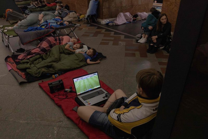 지난 7월 2일 우크라이나 수도 키이우에서 한 시민이 러시아의 공습을 피해 방공호로 대피한 가운데 2026년 FIFA 월드컵 32강전을 시청하고 있다.AFP연합뉴스