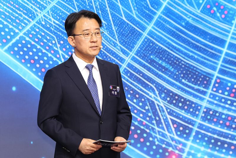 [아산=뉴시스] 최동준 기자 = 이청 삼성디스플레이 대표이사가 2일 충남 아산시에서 열린 이재명 대통령 주재 충청권 첨단산업 발전비전 국민보고회에서 투자 계획을 발표하고 있다. 2026.07.02. photocdj@newsis.com