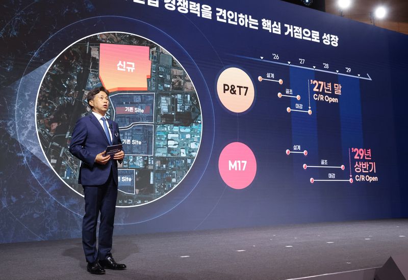 [아산=뉴시스] 최동준 기자 = 곽노정 SK하이닉스 대표이사가 2일 충남 아산시에서 열린 이재명 대통령 주재 충청권 첨단산업 발전비전 국민보고회에서 투자 계획을 발표하고 있다. 2026.07.02. photocdj@newsis.com