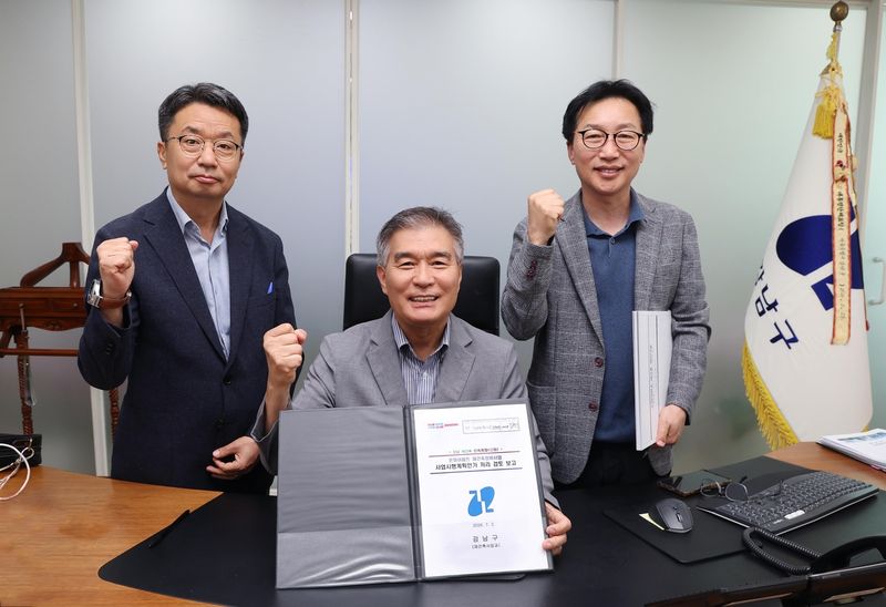 은마아파트 재건축 사업시행계획인가를 결재한 김현기 구청장(중앙) (출처=연합뉴스)