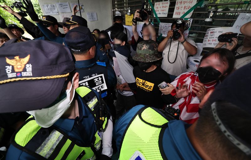 2일 오후 국정조사특별위원회의 개표소 현장조사를 앞둔 서울 송파구 올림픽공원 핸드볼경기장에서 시위 참가자들이 스크럼을 짜며 출입구를 막아서자 경찰이 강제해산을 시도하고 있다./사진=뉴스1