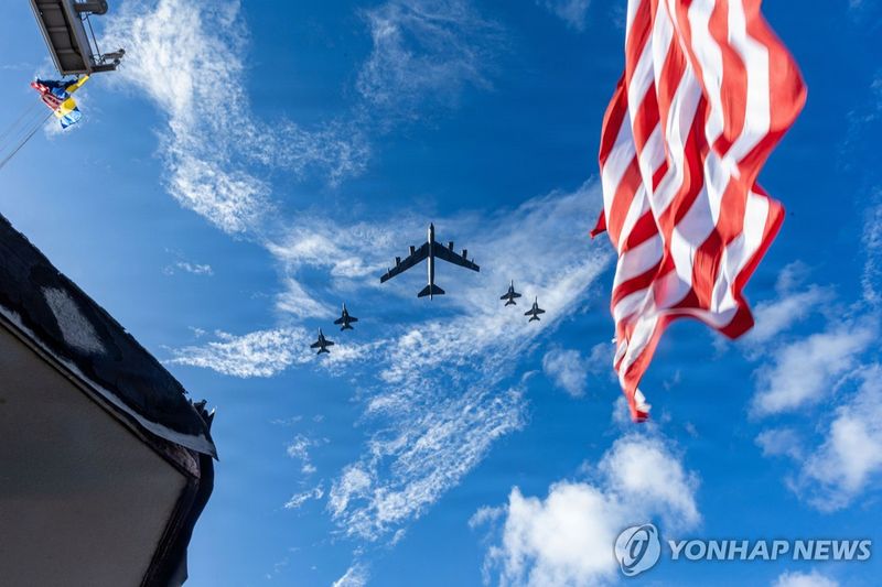 F/A-18E 전투기와 함께 비행 중인 B-52 전략폭격기 (출처=연합뉴스)