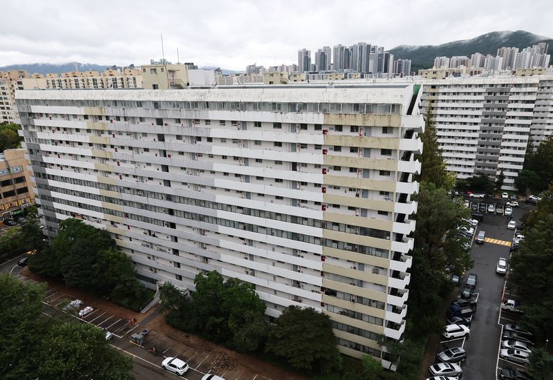 서울 강남의 대표 재건축 단지인 은마아파트가 최고 49층, 5893가구 규모의 대단지로 새롭게 태어난다. 서울시는 정비사업 인허가 절차를 대폭 간소화한 '신속통합기획' 2.0'을 은마아파트에 처음으로 적용해 사업 기간을 크게 단축할 계획이다. 사진은 13일 서울 강남구 대치동 은마아파트 모습. 2025.10.13 ⓒ 뉴스1 오대일 기자