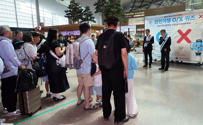 윤현덕 국립인천공항검역소장과 김범호 인천국제공항공사 사장직무대행이 O X 퀴즈로 캠페인을 펼치고 있다. 사진=박범준 기자
