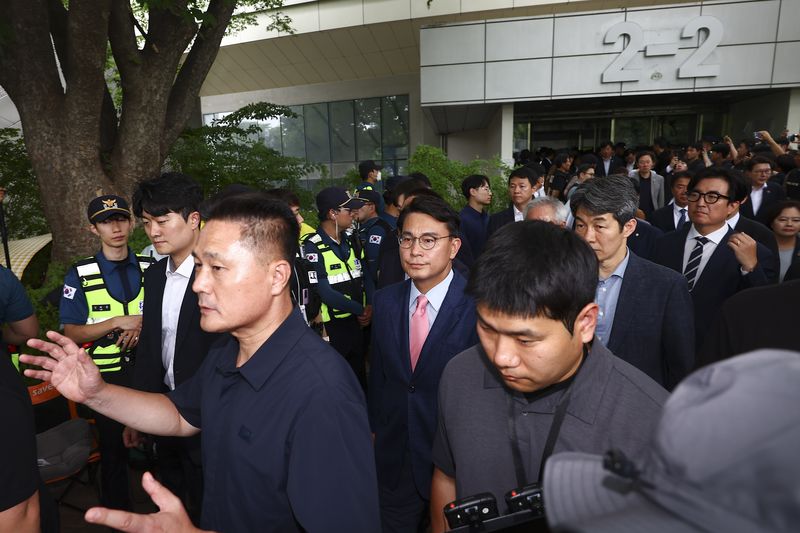 윤상현 국조특위 위원장과 6·3 지방선거 투표용지 부족 사태를 조사 중인 국회 국정조사특별위원회 위원들이 2일 서울 송파구 올림픽공원 내 개표소 내부 현장조사를 마치고 밖으로 나서고 있다. 뉴시스