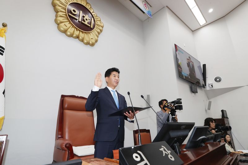 송영훈 제주특별자치도의회 의장이 2일 제13대 제주도의회 개원식에서 선서하고 있다. 송 의장은 개원사에서 “도민의 삶 속으로 들어가 실질적인 제도와 예산으로 응답하겠다”고 밝혔다. /사진=제주특별자치도의회 제공