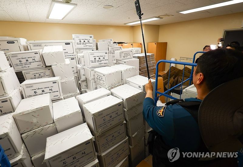 개표소에 쌓여 있는 투표용지 보관상자 (출처=연합뉴스)