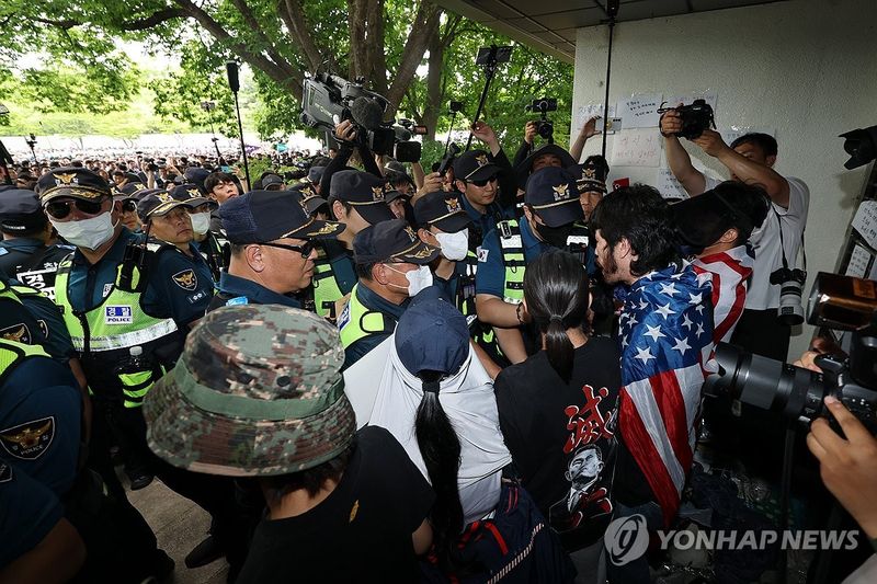 핸드볼경기장 개표소 진입 막는 시위 참가자들 (출처=연합뉴스)