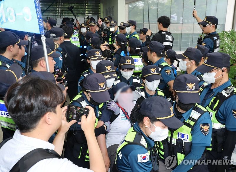 경찰, 잠실개표소 봉쇄 시위대 강제 이동 조치 (출처=연합뉴스)