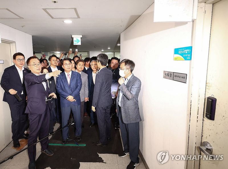 올림픽공원 개표소 내부 들어간 선관위 국조특위 (출처=연합뉴스)