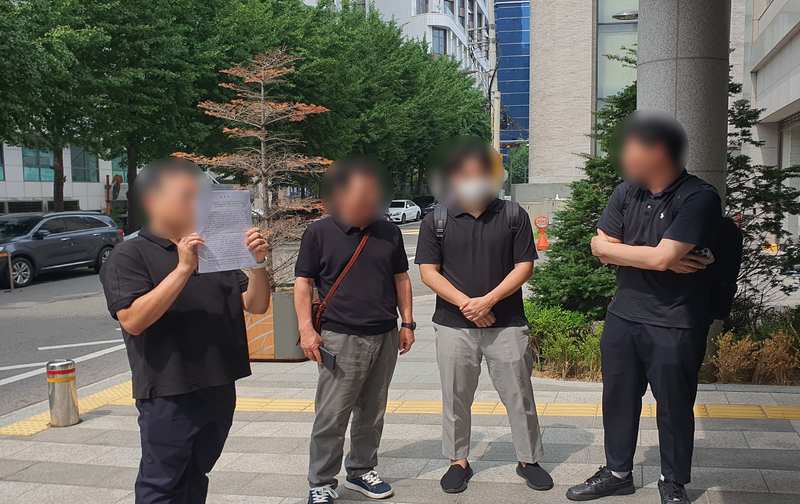 서울 종로구 금은방 사기 의혹 피해자들이 2일 오후 서울 마포구 서울경찰청 광역수사단 앞에서 피의자 구속수사와 피해 회복을 촉구하는 탄원서를 제출하고 있다. 사진=최승한 기자