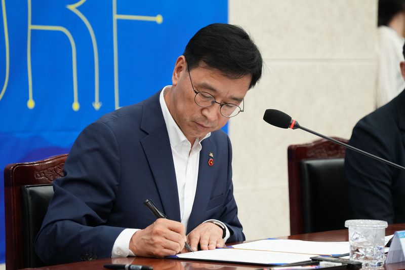 위성곤 제주특별자치도지사가 2일 도청 탐라홀에서 열린 첫 확대간부회의에서 제1호 행정명령서에 서명하고 있다. 제주도는 민생경제 상황실 가동과 함께 민선 9기 100일 실행계획, 주요 현안 조기경보체계, 제주 AX 전환 과제를 추진한다. /사진=제주특별자치도 제공