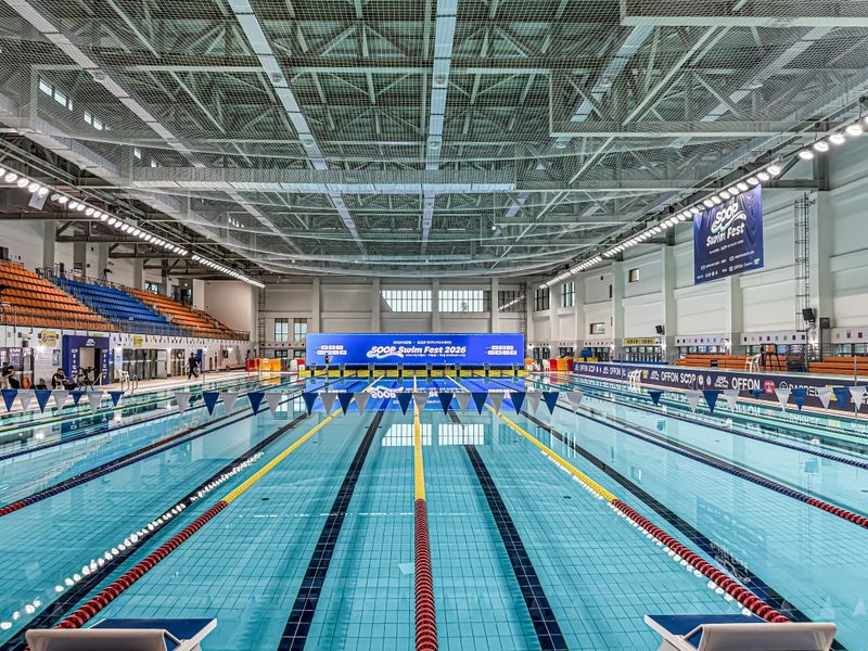지난 6월 대부도 복지체육센터 수영장에서 열린 SOOP 스윔 페스트 2026 전경. SOOP 제공