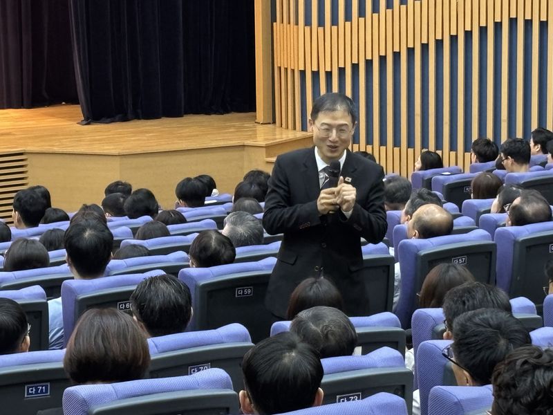 김상욱 울산시장이 2일 취임 후 처음으로 열린 정례회에서 의자가 마련된 무대가 아닌 객석으로 내려와 울산시청 공무원들과 격의 없는 소통을 나누고 있다. 사진=최수상 기자