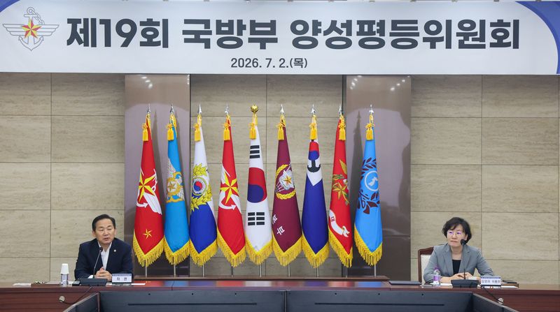 2일 오후 국방부 대회의실에서 공동위원장인 이두희 국방부차관(왼쪽)과 김영미 법무법인 승인 파트변호사(오른쪽) 주관으로 제19회 국방부 양성평등위원회가 열리고 있다. 국방부 제공