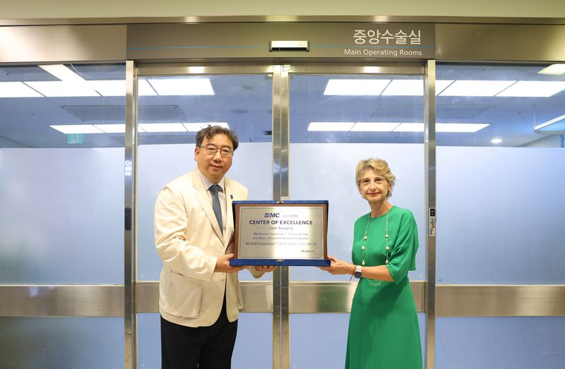 삼성서울병원이 메드트로닉 소니시전 7의 공식 교육센터로 지정돼 현판 전달식이 진행됐다. 삼성서울병원 이식외과 김종만 교수(왼쪽)와 메드트로닉의 다니아 슈케르 유럽 아시아 지역 술기 교육 프로그램 총괄이 기념사진 촬영을 하고 있다. 삼성서울병원 제공