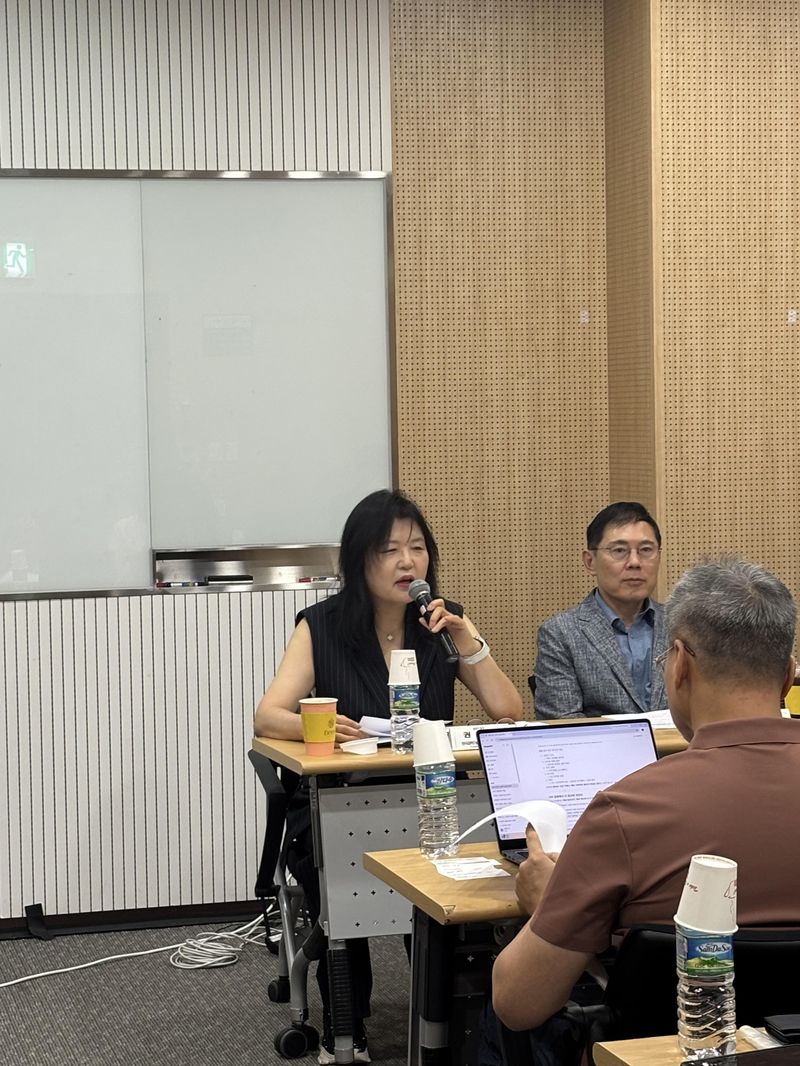 권오남 과총 회장(왼쪽)이 2일 서울 강남구 한국과학기술회관에서 열린 기자간담회에서 발언하고 있다. 한국과학기술단체총연합회 제공